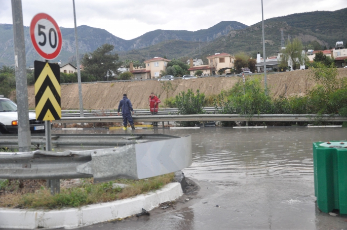  Sağanak yağış Girne’de de etkili oldu, bazı yollar kapandı