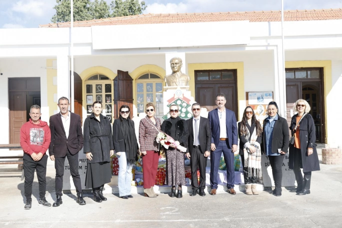 Sibel Tatar Gönendere Şht. Salih Terzi İlkokulu'nda çocuklara hediye dağıttı