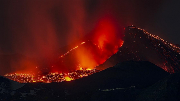  Sicilya'da Etna Yanardağı'nda patlama: Katanya havalimanı kapatıldı