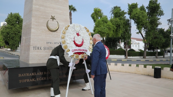 Töre, Lefkoşa Şehitler Anıtı’nda düzenlenen törene katıldı