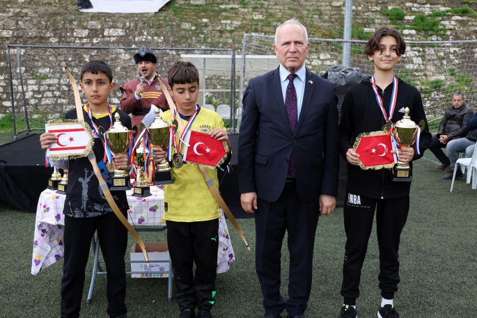 Töre, Şampiyon Melekler anısına düzenlenen okçuluk yarışmasının ödül törenine katıldı