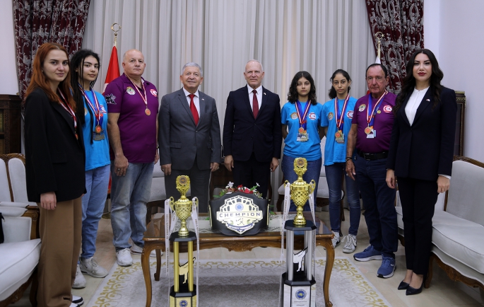  Töre, şampiyon taekwondocuları kabul etti