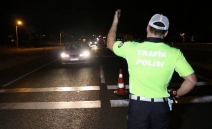 Trafik denetimi esnasında 1 araçta uyuşturucu madde tespit edildi.